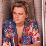 Leonardo DiCaprio viste en esta imagen una de esas camisas con motivos florales
