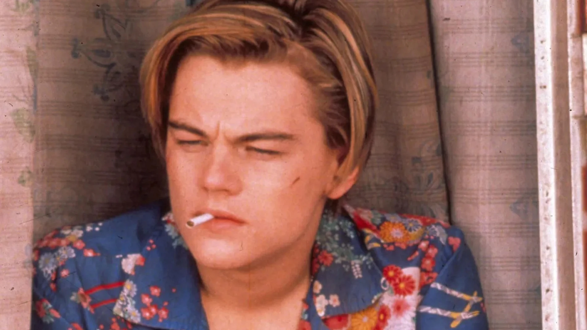 Leonardo DiCaprio viste en esta imagen una de esas camisas con motivos florales