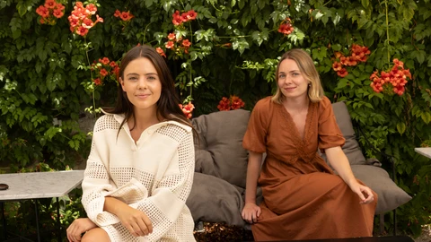 Isa Hernáez y Ari Cascón, autoras del Podcast Está de moda.