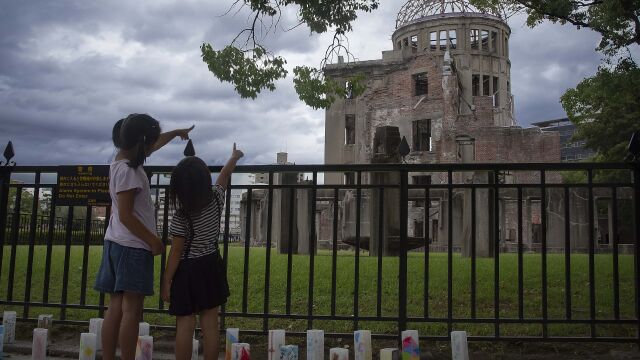 Niñas en la cúpula Genbaku en Hiroshima de la exposición "Hiroshima & Nagasaki: cultura de paz"