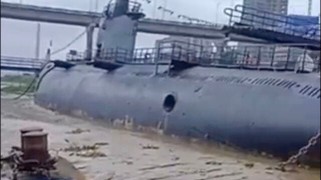 Aparece un submarino en las calles de China tras las inundaciones 