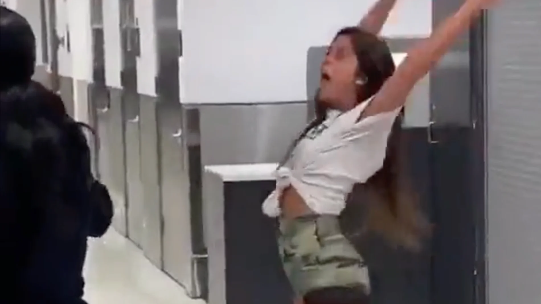 ¿Cómo reaccionarías? El video de una chica ante la cancelación de su vuelo