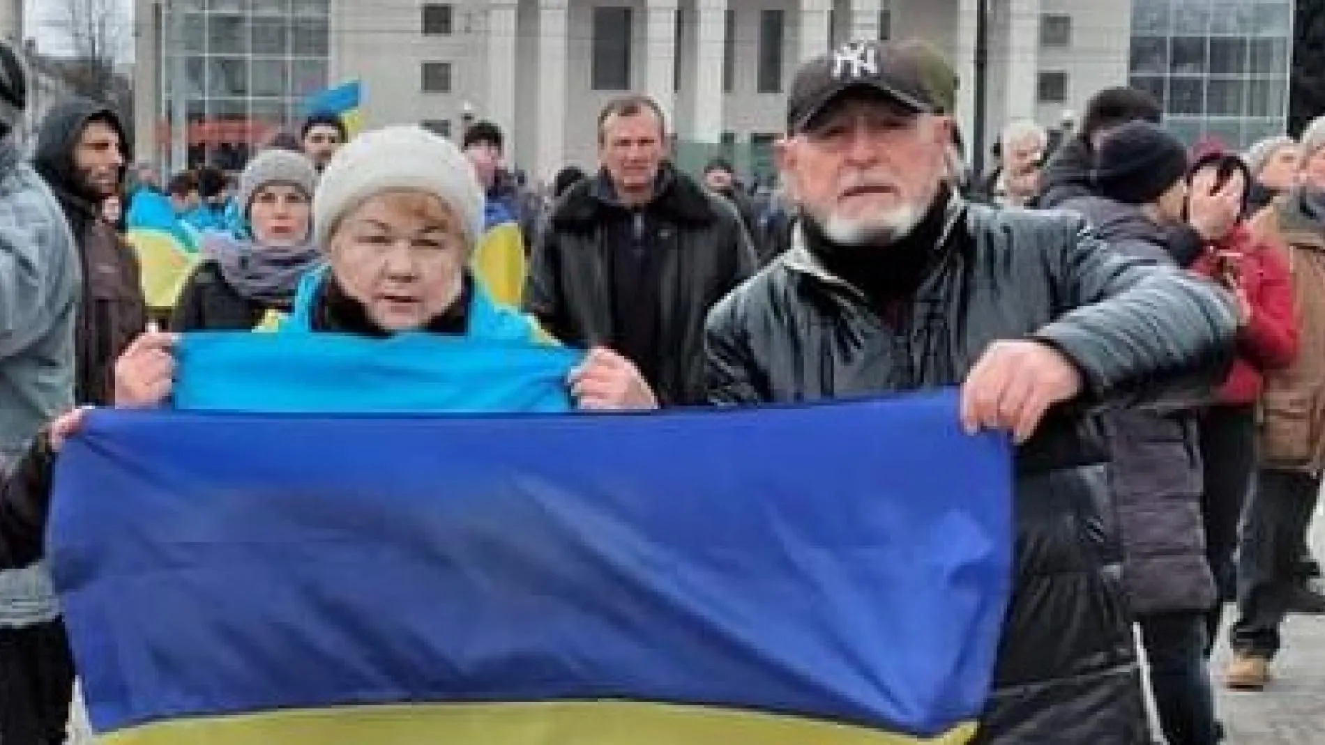 Mariano García protesta en Jersón con una bandera ucraniana 