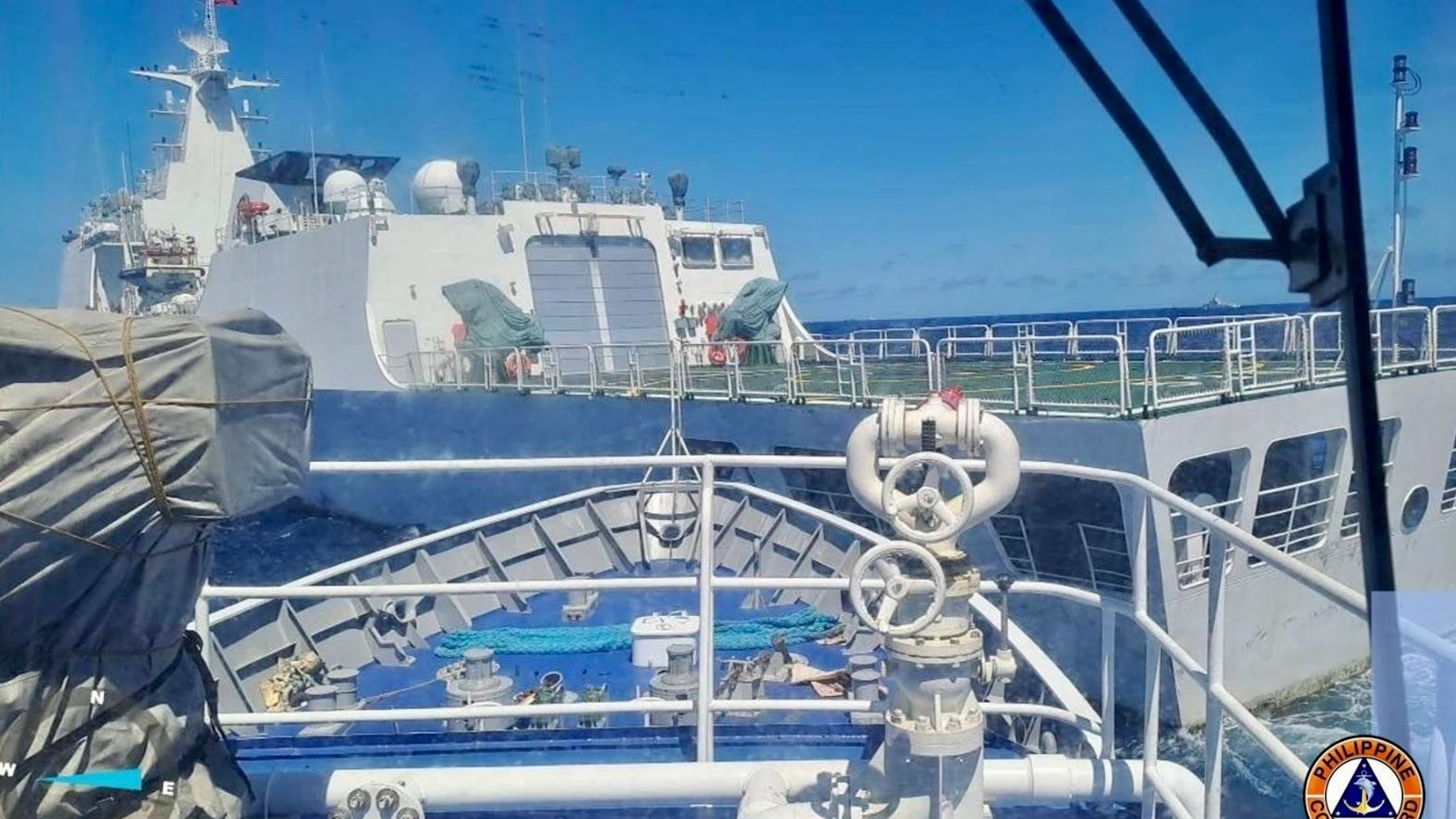 En esta foto proporcionada por la Guardia Costera de Filipinas, un buque guardacostas chino, al frente, supuestamente bloquea el camino de un barco de la Guardia Costera de Filipinas cerca del Second Thomas Shoal