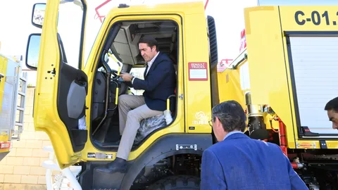 El consejero Suárez-Quiñones se sube a uno de los camiones autobombas repartidos