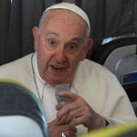 El Papa Francisco, a bordo del avión de Lisboa a Roma del domingo