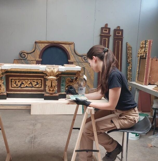 La restauradora Anabel Martínez durante los trabajos de restauración del retablo de la iglesia de San Andrés de Vecilla de la Polvorosa