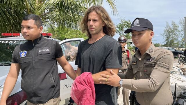 Daniel Sancho es escoltado por agentes de la Policía tailandesa hasta el tribunal desde la comisaría de Koh Phangan