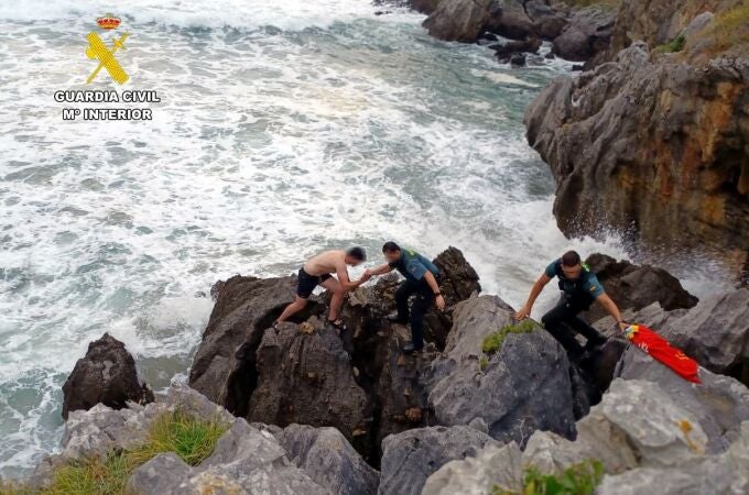 Rescatan a un joven burgalés que quedó atrapado en las rocas en la playa de Sonabia