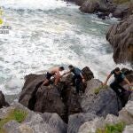 Rescatan a un joven burgalés que quedó atrapado en las rocas en la playa de Sonabia
