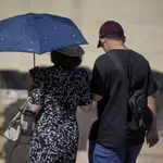 Dos personas se protegen del calor en Córdoba