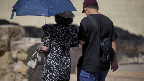 Dos personas se protegen del calor