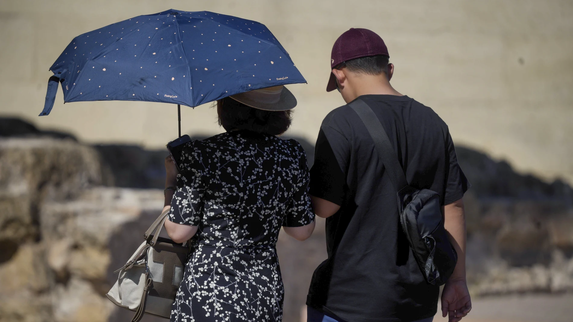 Dos personas se protegen del calor en Córdoba