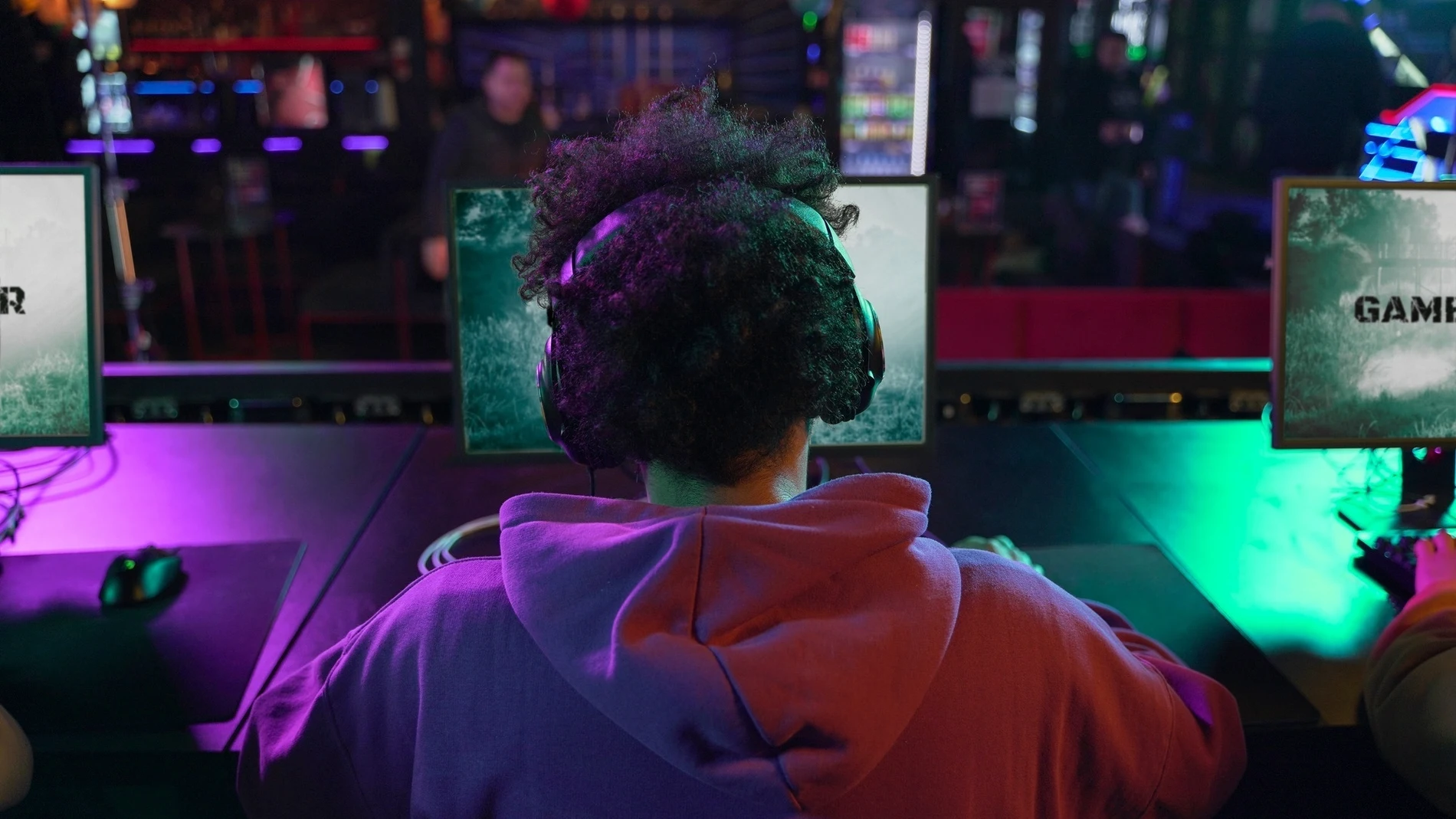 Un jugador de esports frente a una pantalla