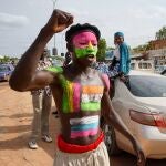 Un simpatizante de las fuerzas armadas con su cuerpo pintado con las banderas de Níger y Rusia durante un mitin en Niamey, Níger, el 06 de agosto de 2023, 