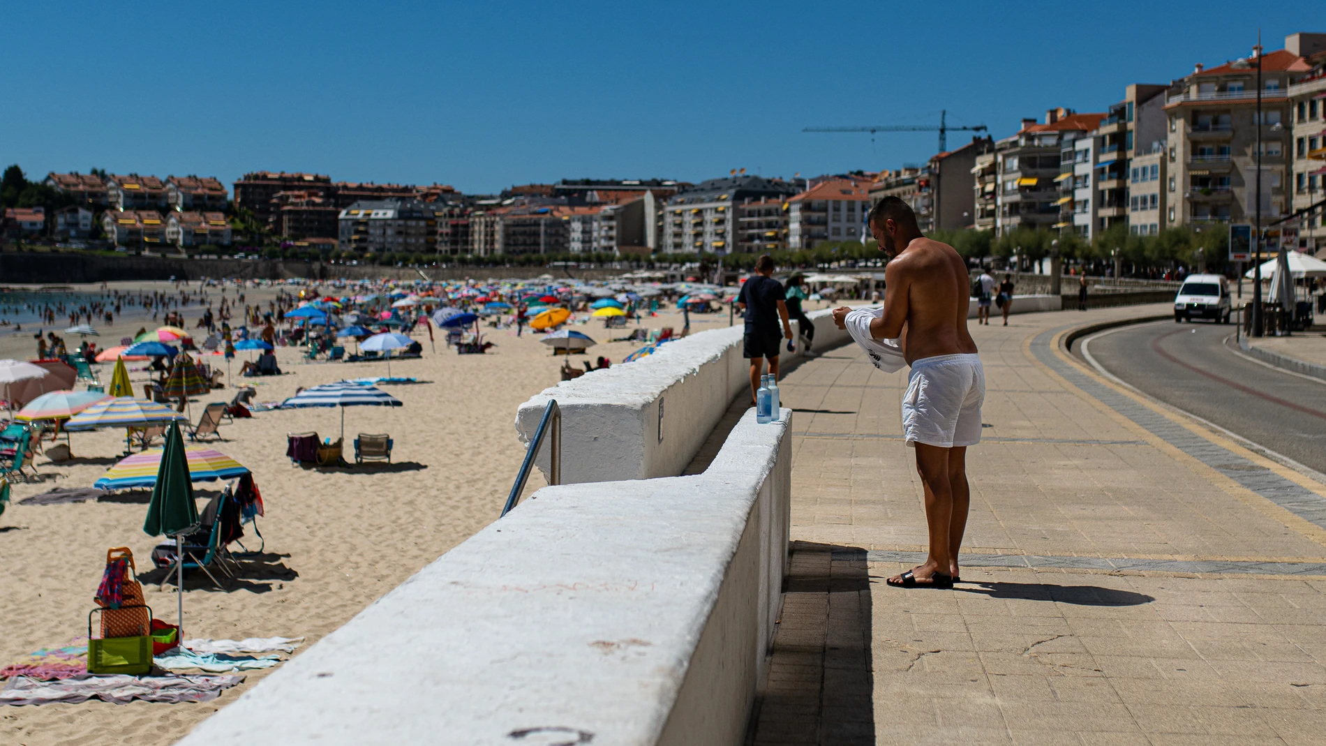 Una persona se cambia de ropa en el paseo marítimo de Pontevedra