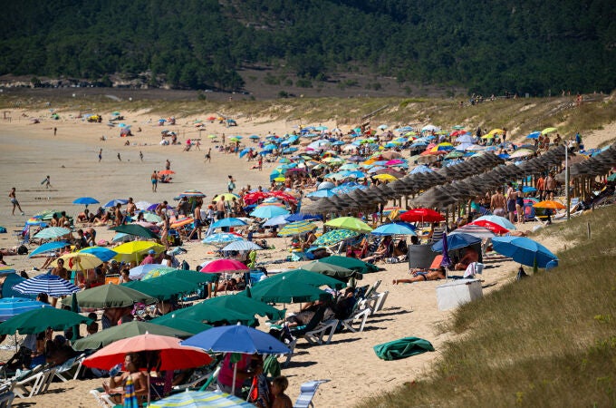 Imagen de archivo de una playa de Galicia en una ola de calor. 