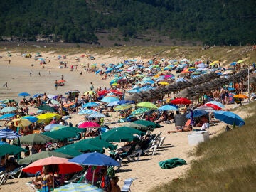 Imagen de archivo de una playa de Galicia en una ola de calor. 