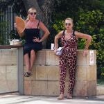 Dos turistas se protegen del calor en el centro de Málaga