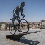 Estatua de Federico Martí­n Bahamontes en Toledo
