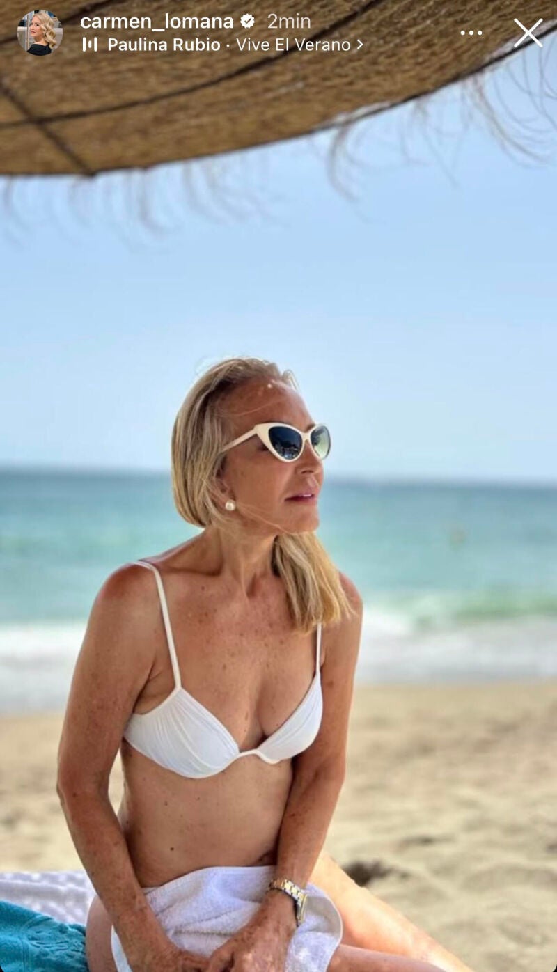 Carmen Lomana con bikini blanco.