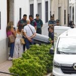 Miembros de la Guardia Civil y de la funeraria retiran uno de los dos cuerpos