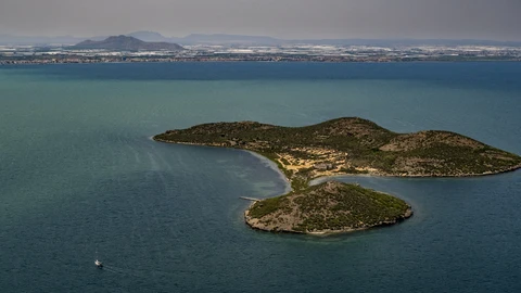 Los vertidos procedentes de las explotaciones agrícolas intensivas tiñen las aguas del mar Menor en torno a la Isla Perdiguera (Murcia).