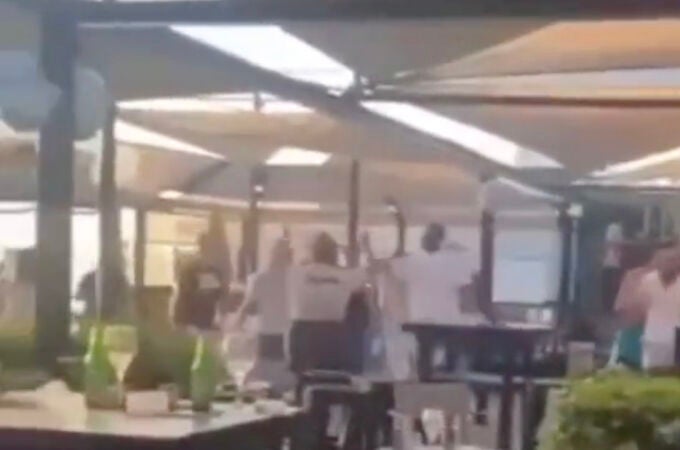 Brutal batalla campal con botellas por el aire en medio de un restaurante