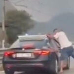 Un hombre a puñetazos, patadas e incluso arrancando las luces a un coche de policía en plena carretera 