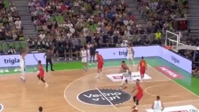 Doncic, en uno de sus triples imposibles ante Montenegro