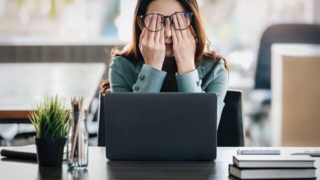 Una joven cansada en el trabajo
