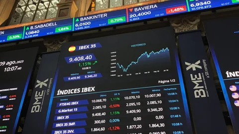 Paneles muestran los índices bursátiles en el interior del Palacio de la Bolsa.