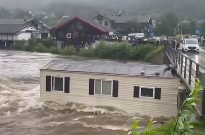 Una vivienda se desprende de sus cimientos y es arrastrada río abajo debido a las fuertes lluvias en noruega