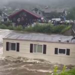 Una vivienda se desprende de sus cimientos y es arrastrada río abajo debido a las fuertes lluvias en noruega