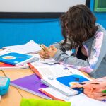 Una alumna en un colegio
