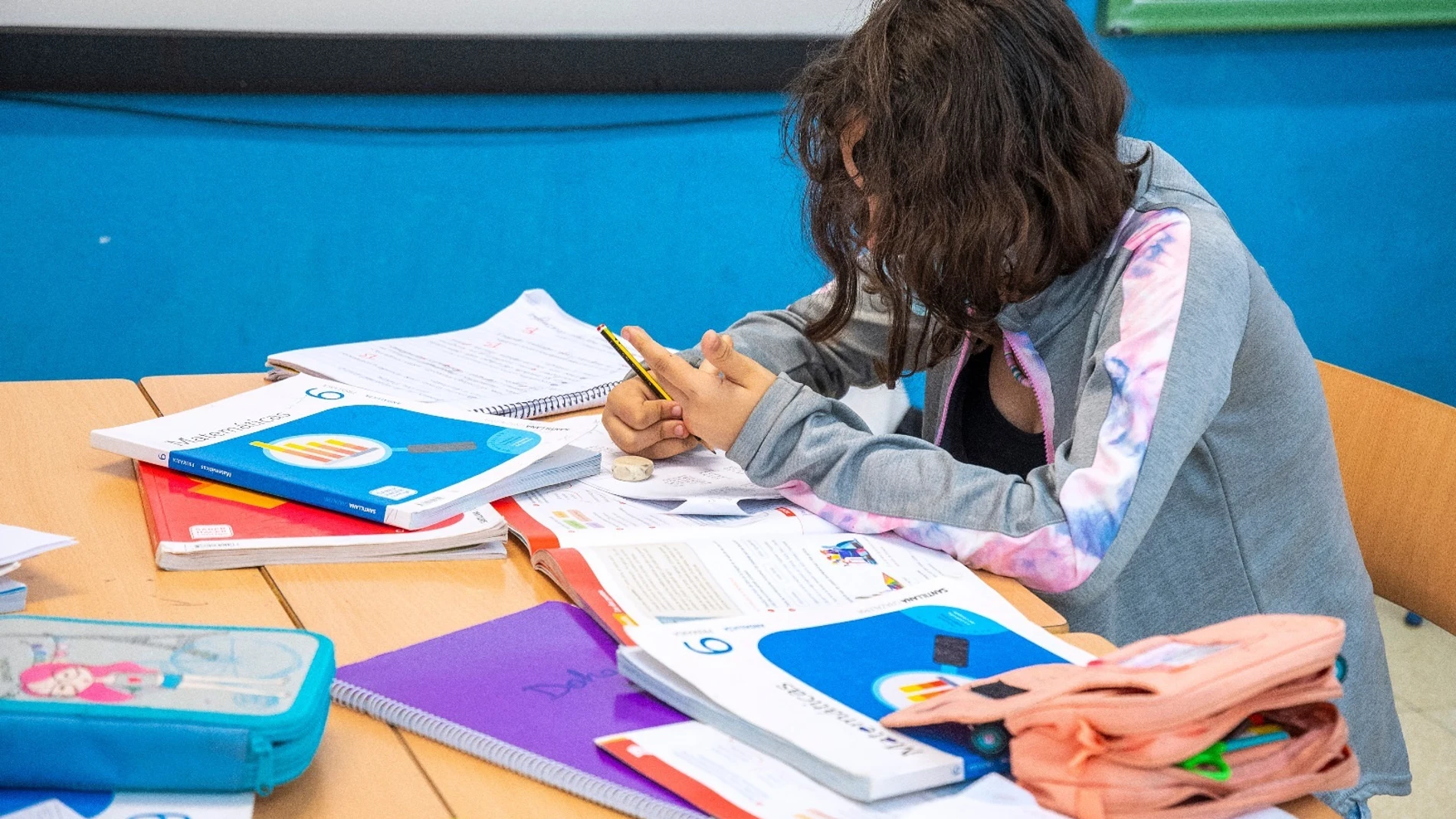 Una alumna en un colegio