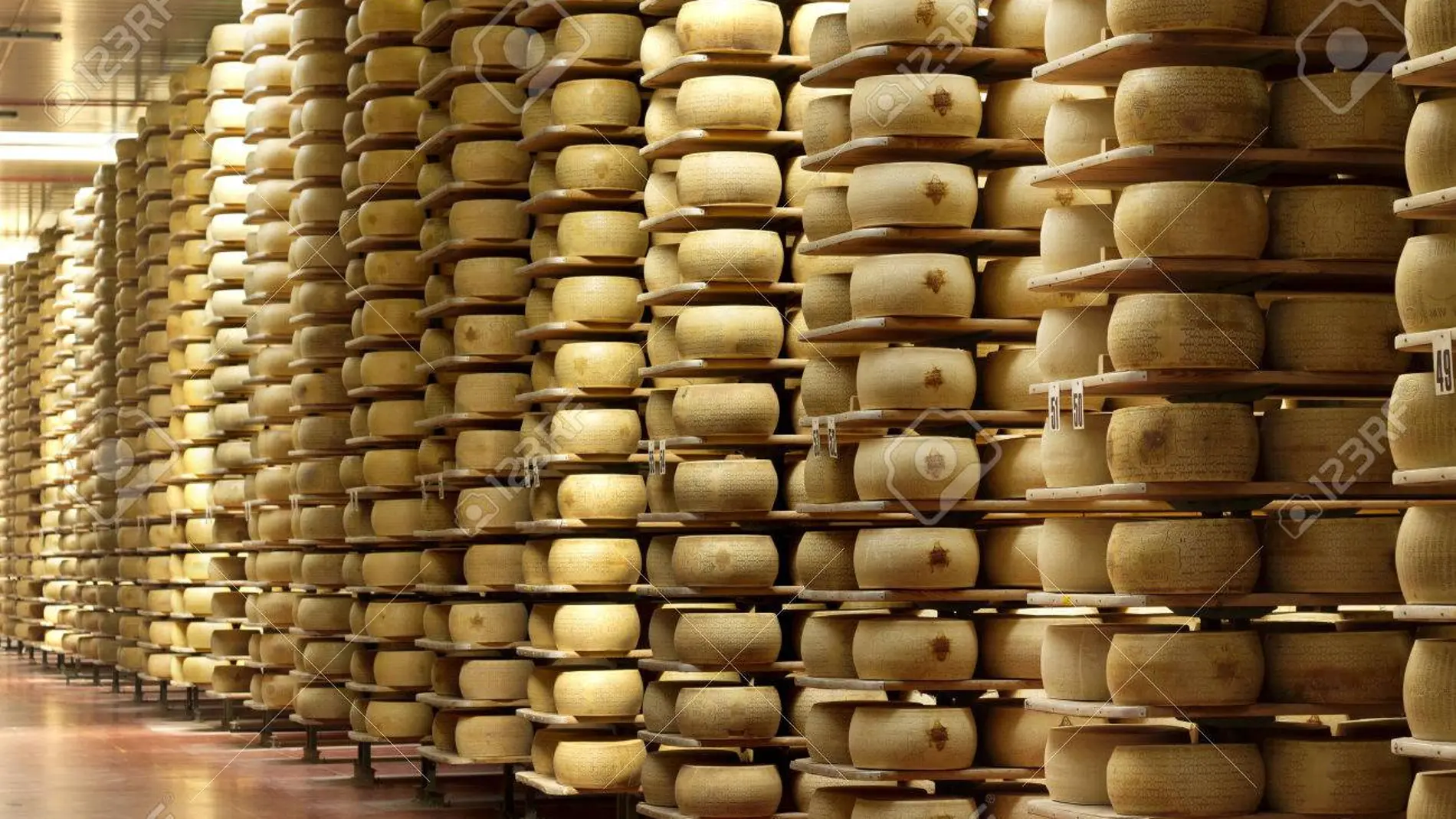 Accidente mortal: Un empresario italiano muere aplastado por 25.000 quesos Grana Padano