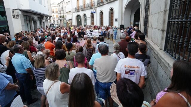 Multitudinaria concentración la tarde del martes en Pozoblanco (Córdoba) por el asesinato de Juani, una vecina de 32 años de este pueblo cordobés de unos 17.000 habitantes. Juani denunció en 2017 a su pareja y se dictó contra él una orden de alejamiento que quedó inactiva en 2018
