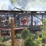 Los bomberos inspeccionan un edificio quemado después de que se produjera un incendio en un centro de vacaciones para discapacitados en Wintzenheim, al este de Francia, el 9 de agosto de 2023