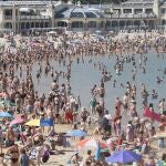  Cientos de personas alivian los efectos de las altas temperaturas este miércoles en la playa de La Concha de San Sebastián, durante el episodio de calor que vive Euskadi y que ha motivado la activación, por parte del Gobierno Vasco, de alerta naranja al esperarse 34 grados en San Sebastián y nivel rojo en el interior de la comunidad entre las 15 y las 18 horas por temperaturas extremas, superiores a los 40 grados centígrados. 