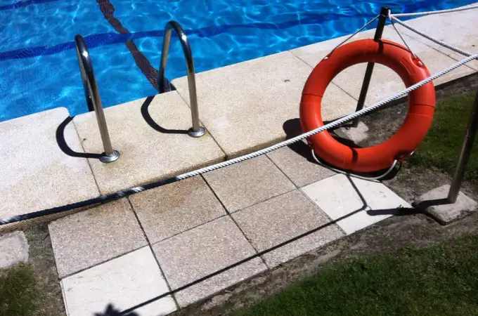 Un concejal del PSOE de Navarra se cuela en una piscina municipal y se baña, con menores, de madrugada