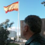Wyoming mira de perfil la gran bandera nacional que luce en la plaza de Colón en Madrid