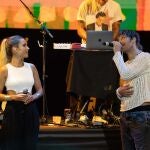 Ana Fernández y Adri de Marlon cantando juntos.