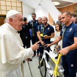 El papa firma este miércoles una bicicleta del equipo vaticano que estuvo en Glasgow para subasta solidaria