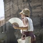 Una mujer se protege del sol en Sevilla
