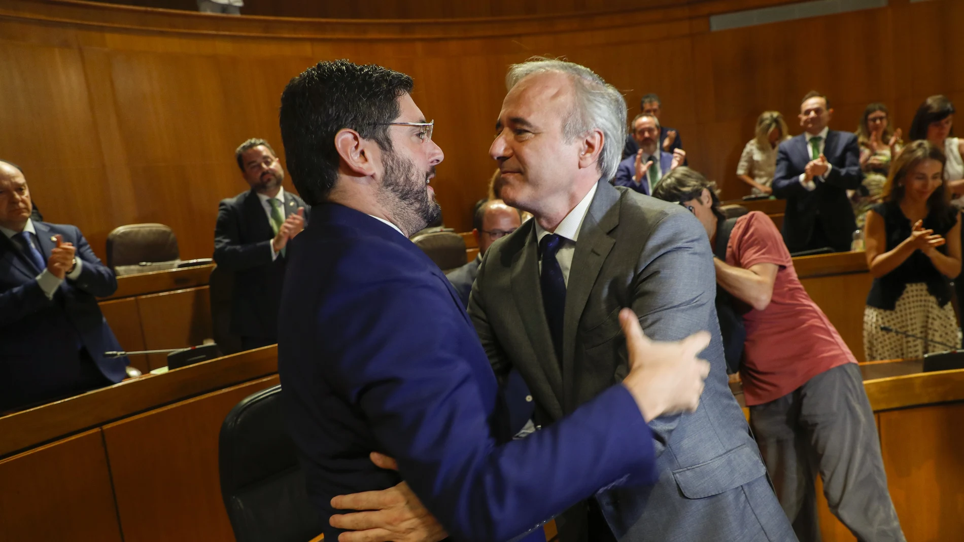 El popular Jorge Azcón (d) saluda al portavoz de Vox y próximo vicepresidente, Alejandro Nolasco tras ser investido como presidente de Aragón durante la segunda jornada de debate este jueves, en Zaragoza.