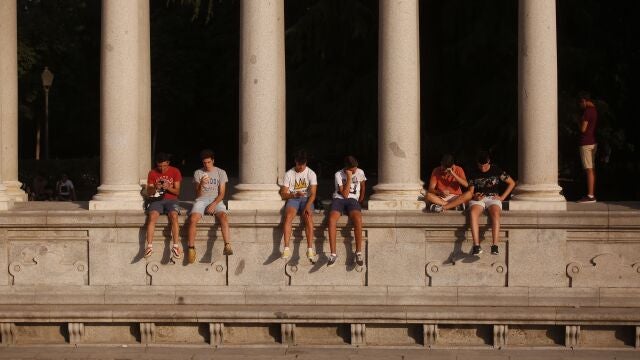 Grupo de jóvenes en El Retiro, Madrid.