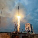 El cohete Soyuz-2.1b con el módulo lunar Luna 25 al despegar de una plataforma de lanzamiento en el Cosmódromo de Vostochny, fuera de la ciudad de Tsiolkovsky, unos 180 km al norte de Blagoveschensk, en la región de Amur, Rusia, el 11 de agosto de 2023, en una imagen distribuida por la Roscosmos State Space Corporation. Rusia ha lanzado su primera misión lunar en casi 50 años