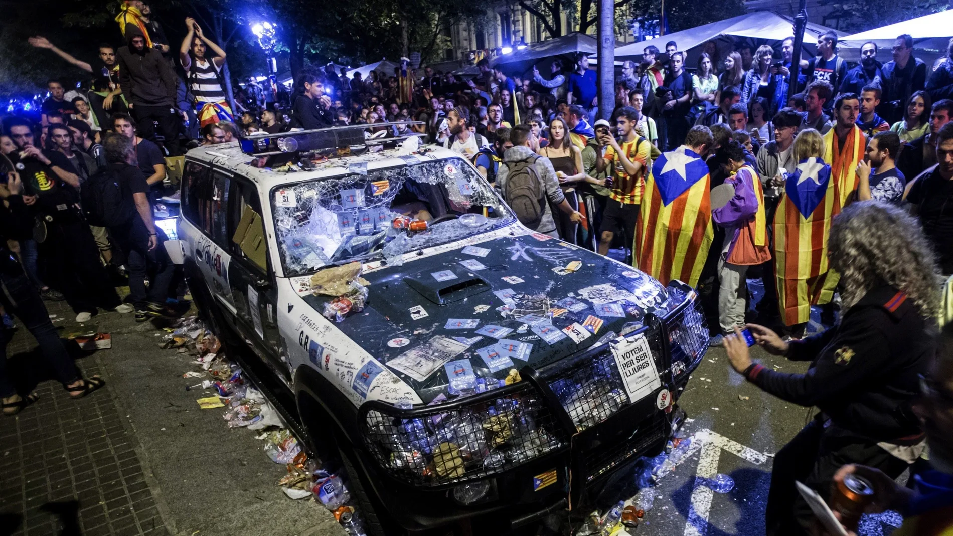 Unas 40.000 personas están congregadas en los alrededores de la sede de la consellería de Economía y Hacienda de la Generalitat, situada en la Rambla de Catalunya confluencia con la Gran Vía de Barcelona. Los concentrados protestan por el registro que lleva a cabo la Guardia Civil por orden judicial en la consellería gritando consignas a favor del referéndum del 1 de octubre.
