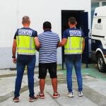 Dos agentes trasladan al hombre de 44 años detenido en Loiu (Vizcaya) condenado en El Salvador a 5 años por pertenencia a organización criminal